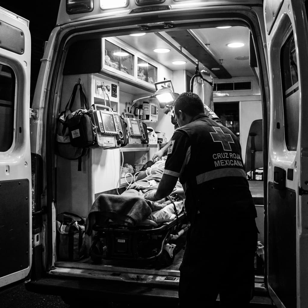 Paramedico de Cruz Roja atendiendo una emergencia